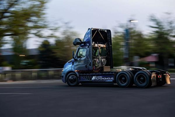 戴姆勒展出电动卡车eCascadia 支持L4级别自动驾驶